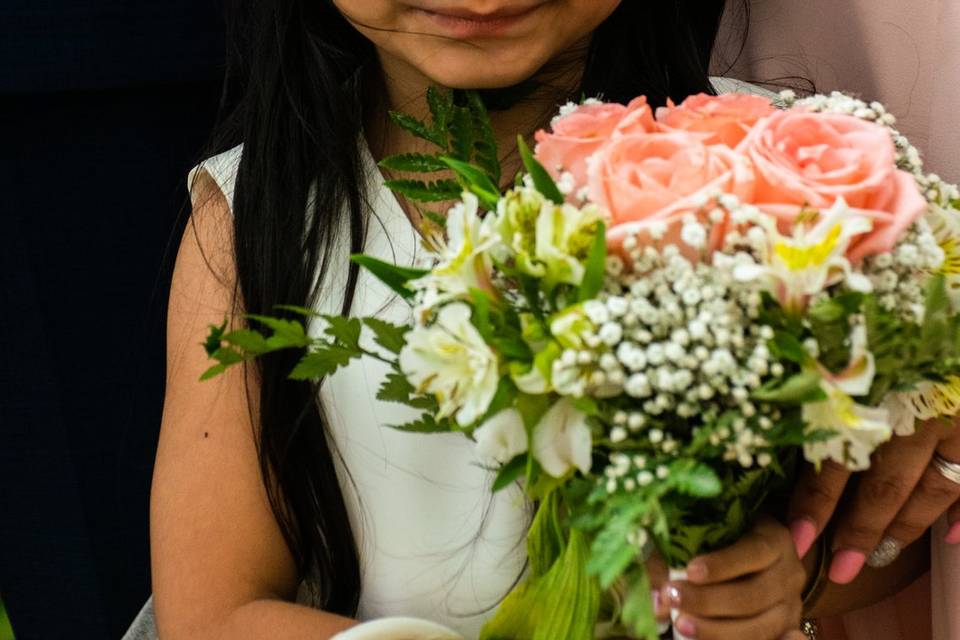 El ramo y la niña flores