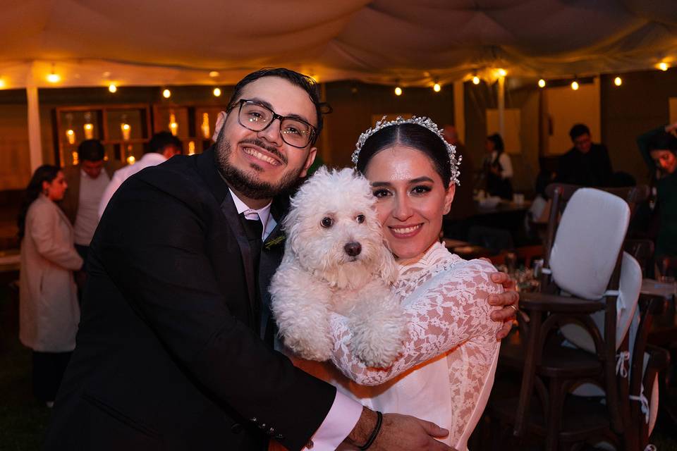 Recién casados posando con un perrito