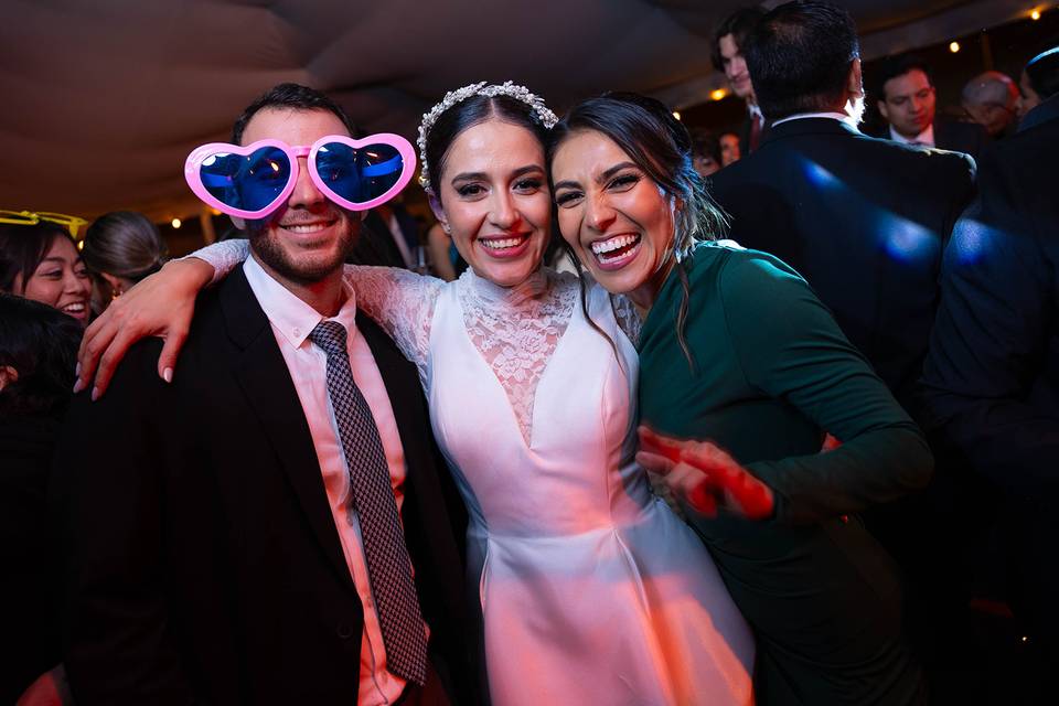 Novia posando con invitados