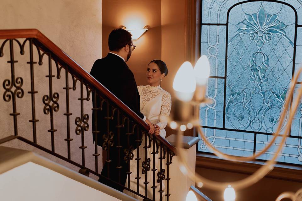 Pareja en las escaleras