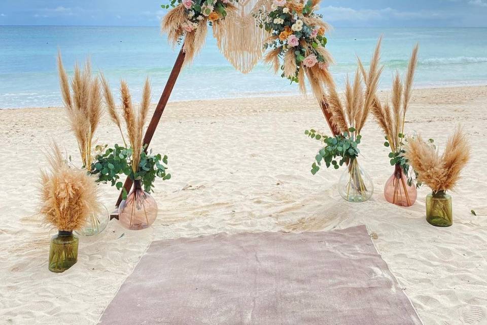Ceremonia en la playa con decoración boho