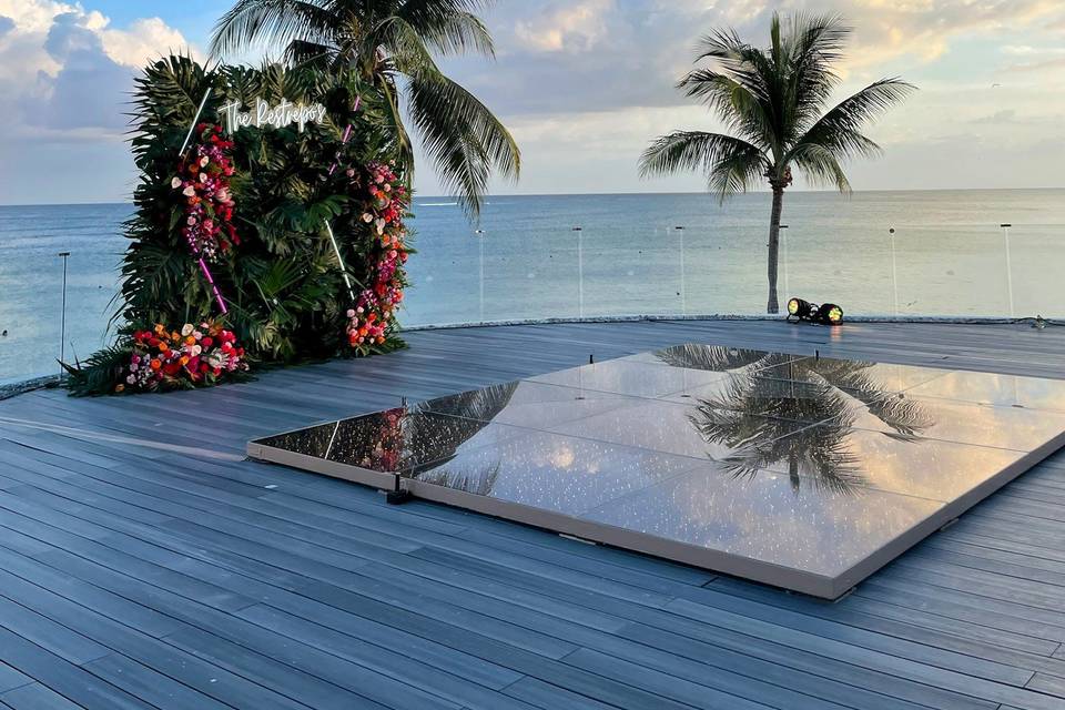 Decoración de boda frente a la playa