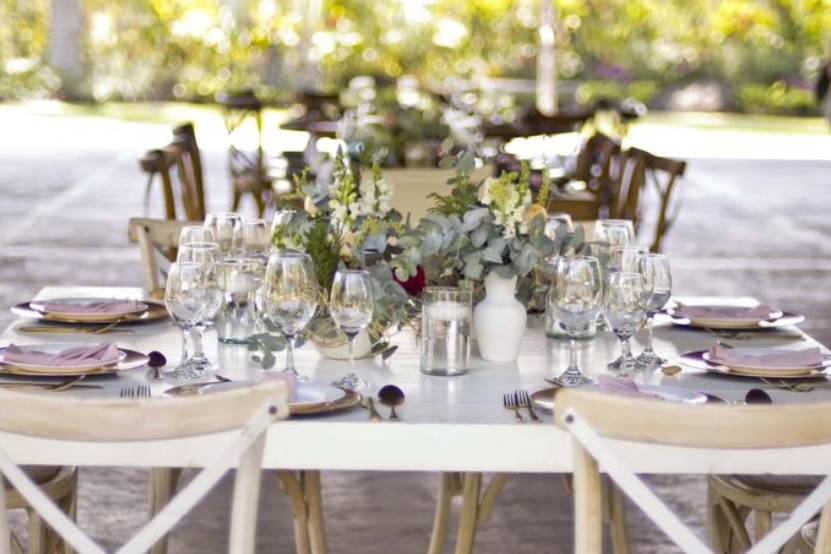 Mesa decorada con flores y vajila de cristal