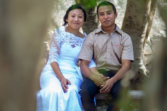 Novios sentados