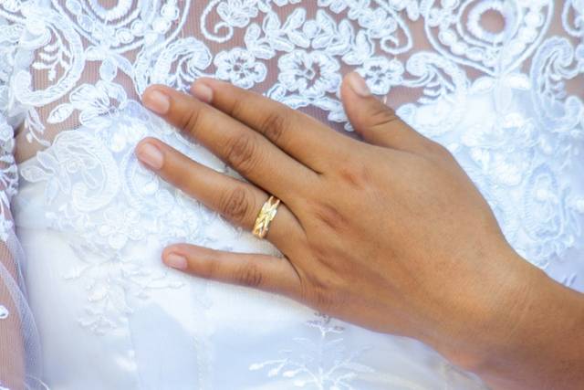 Novia enseñando su anillo