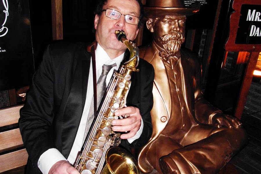 Saxofonista con Jack D.