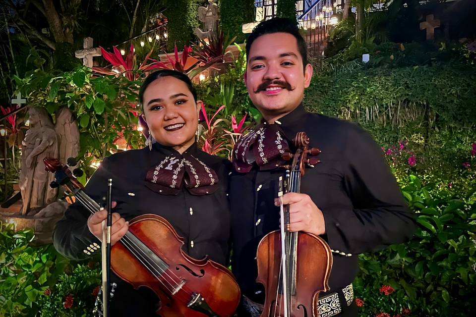 Jóvenes y presentantes músicos