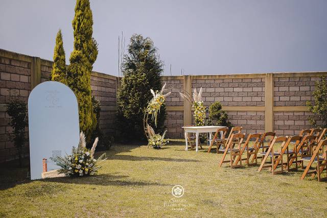 Boda civil en el jardín
