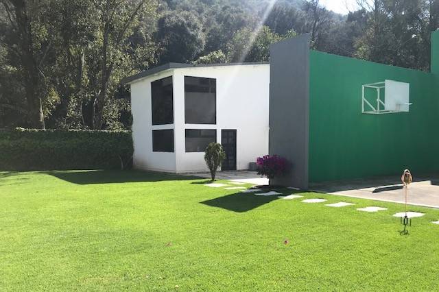 Jardín y vista de cancha