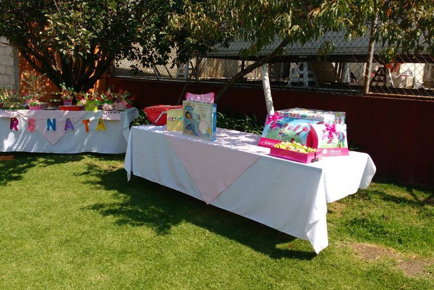 Mesa de dulces y regalos