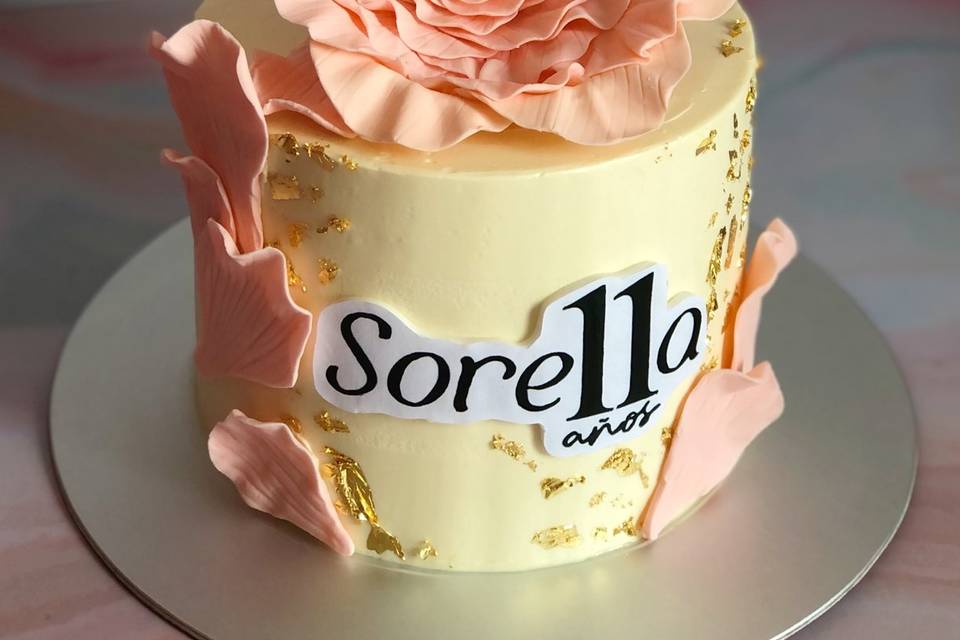 Pastel con flor de fondant