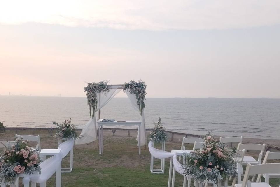 Decoración para ceremonia en la playa