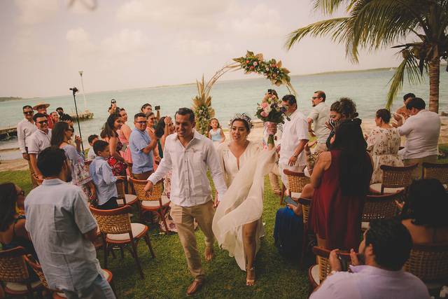 Novios caminando entre los invitados
