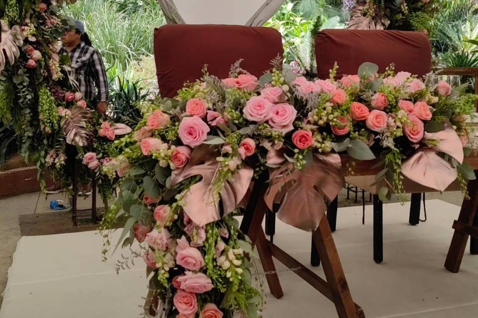 Mesa de novios y arco floral