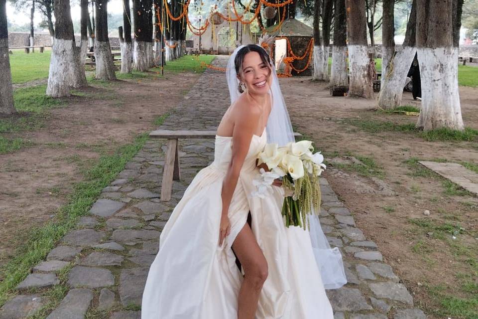 M&R LA NOVIA POSA