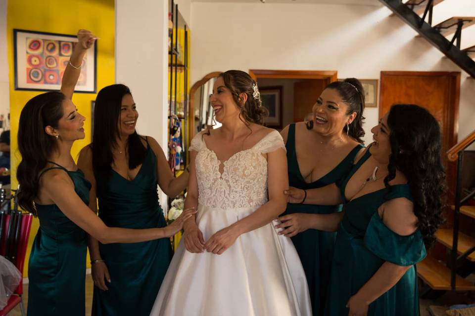 I&C LA NOVIA Y LAS DAMAS