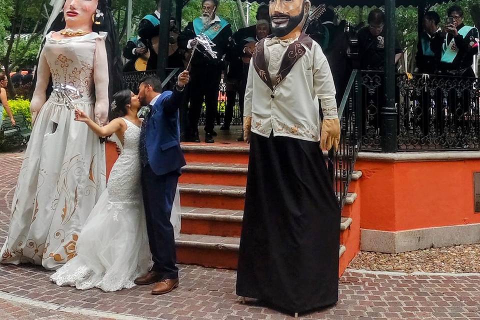 Novios con mojiganjas en un kiosko