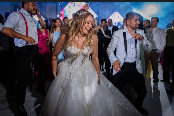 K&E A BAILAR!