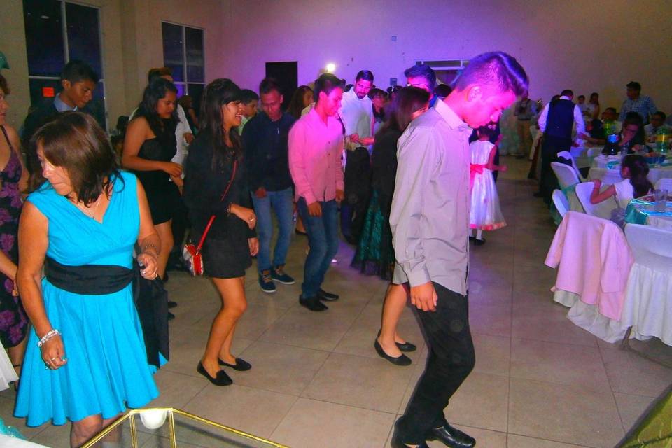 Invitados bailando