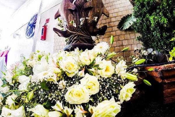 Fuente adornada con flores