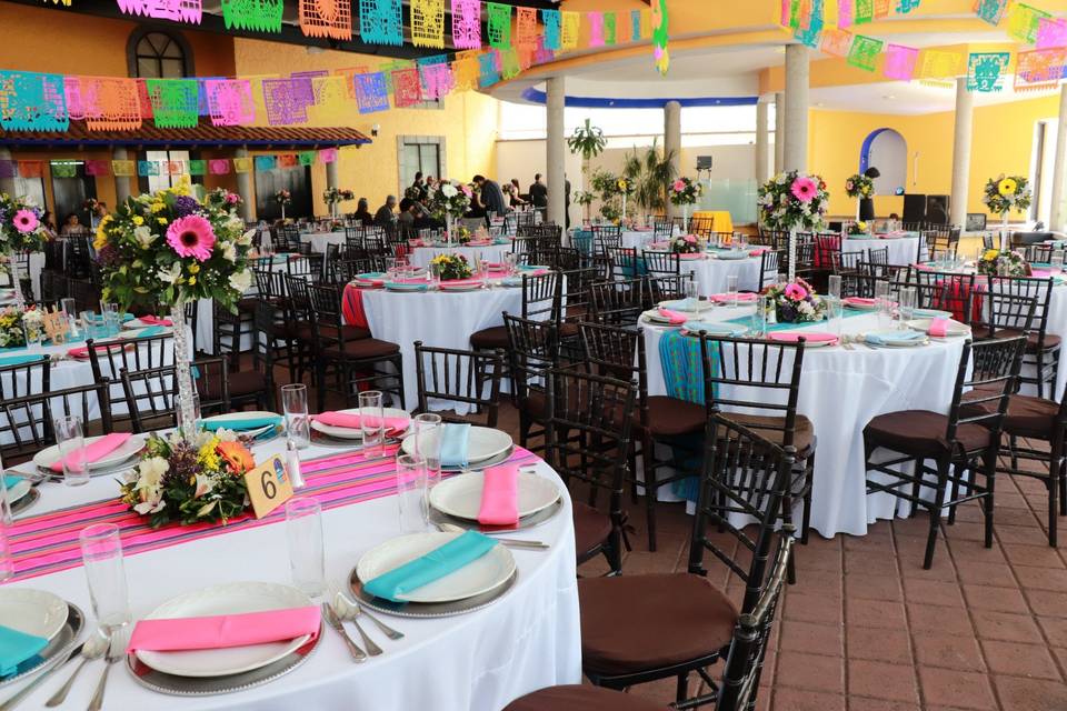 Salón Andrómeda y papel picado