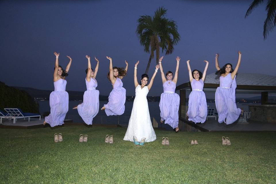 Novia con damas salto