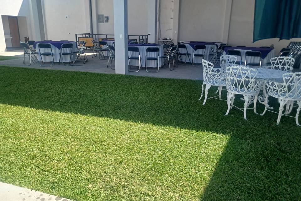 Jardin y area techada