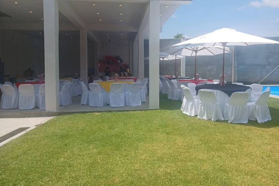 Jardín con mesas