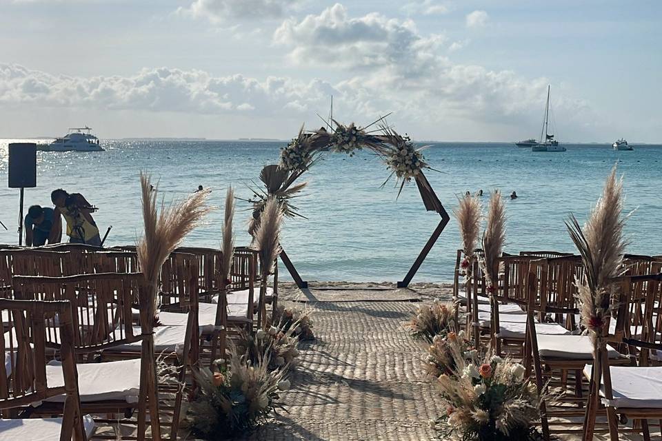 Arco de flores frente al mar