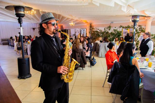 Saxofonista tocando en el evento