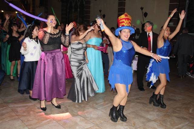 Invitadas bailando