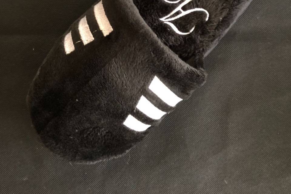 Pantufla tipo Adidas