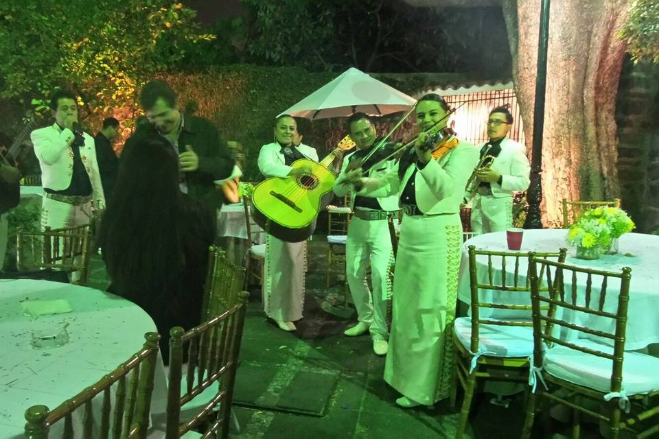 Mariachi de mi País en serenata