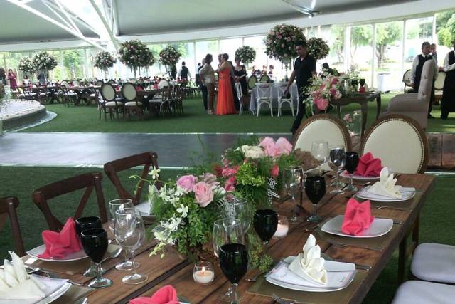 Mesa decorada con servilletas rosas y blancas