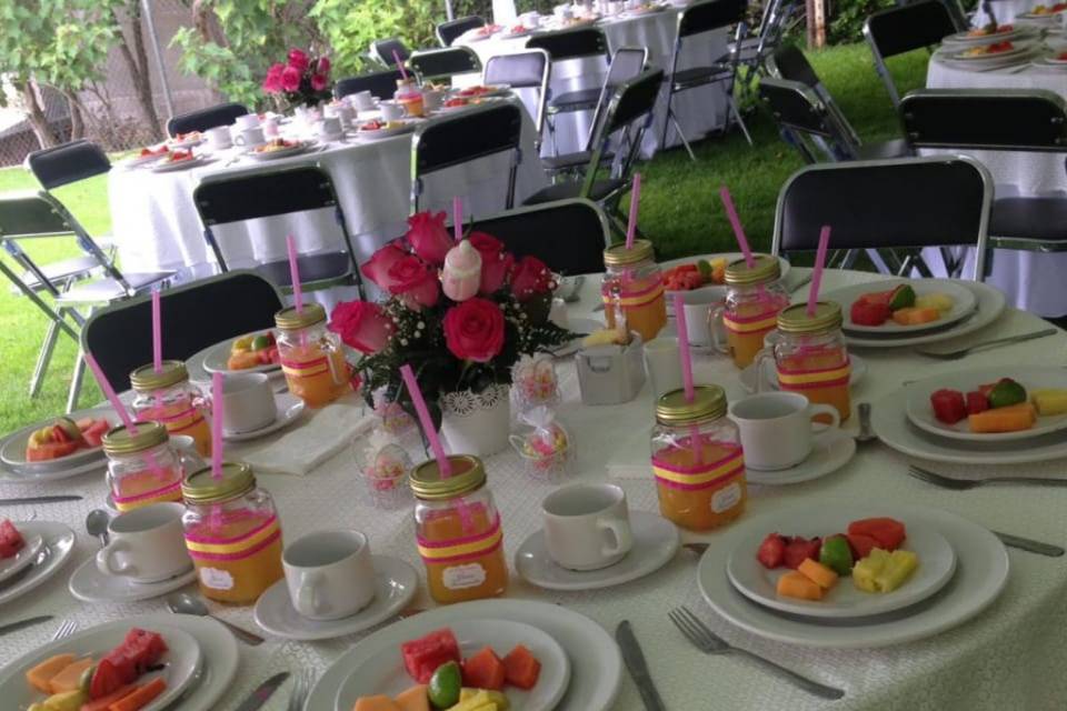 Mesa con platos de fruta