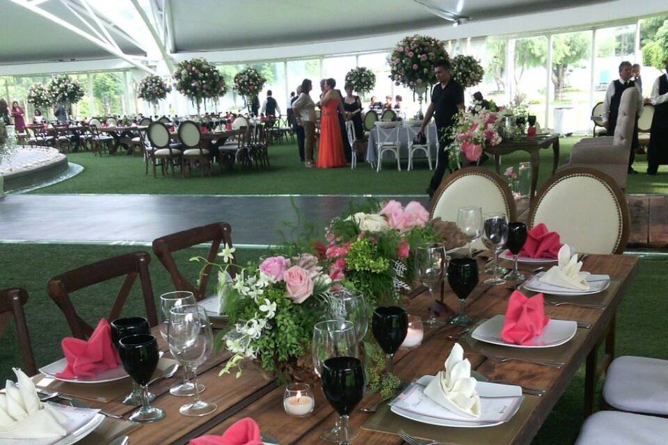 Mesa decorada con servilletas rosas y blancas