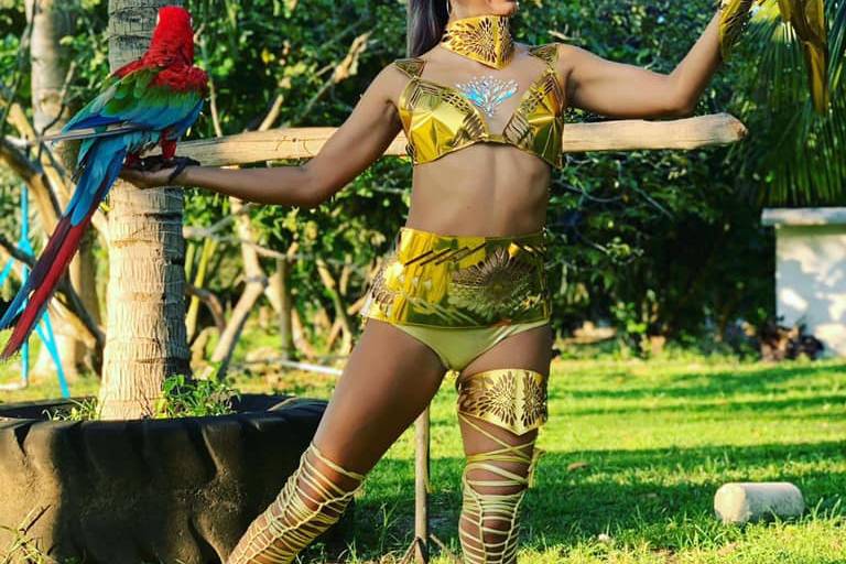 Mujer con guacamayas en el jardín