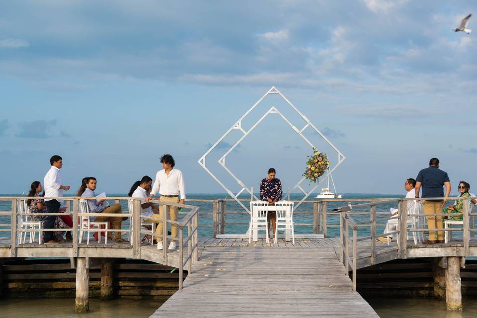 Ceremonia en muelle