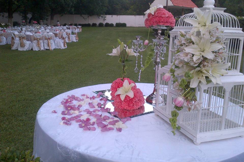 Candelabro con esfera de rosas