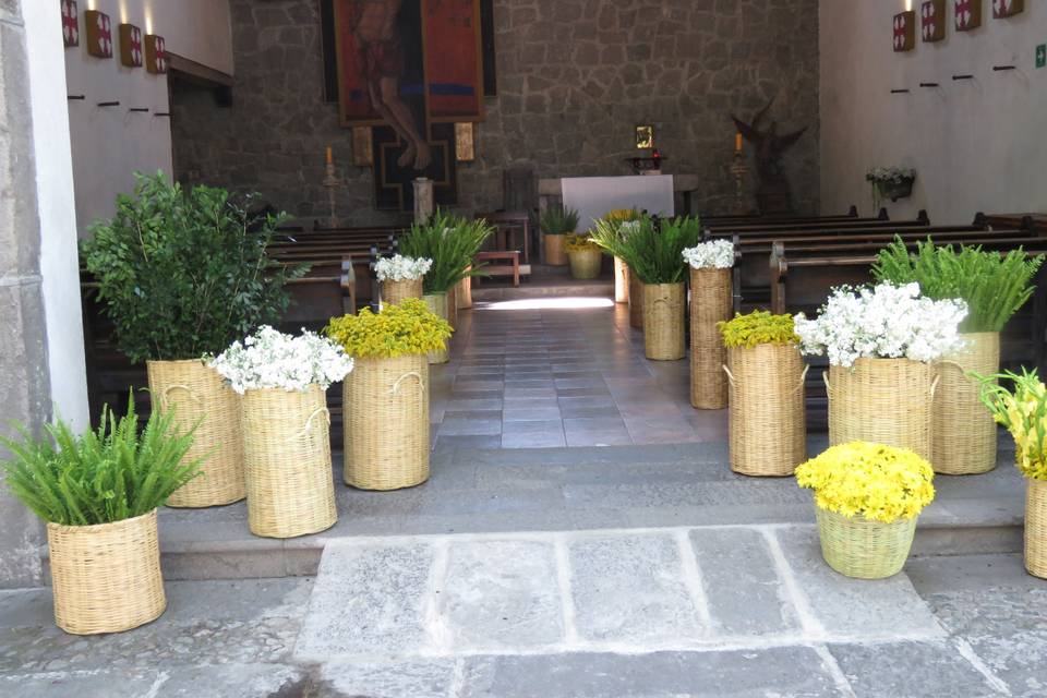 Diseño floral en iglesia