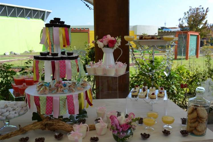 Decoración de la mesa con postres