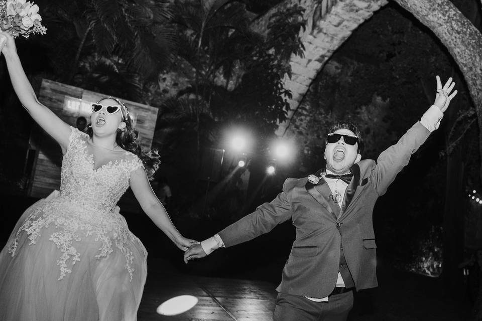Novios festejando