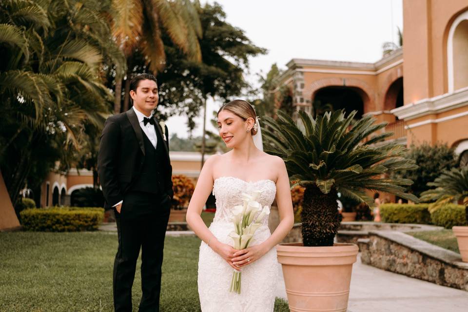 Novia esperando al novio en el jardín