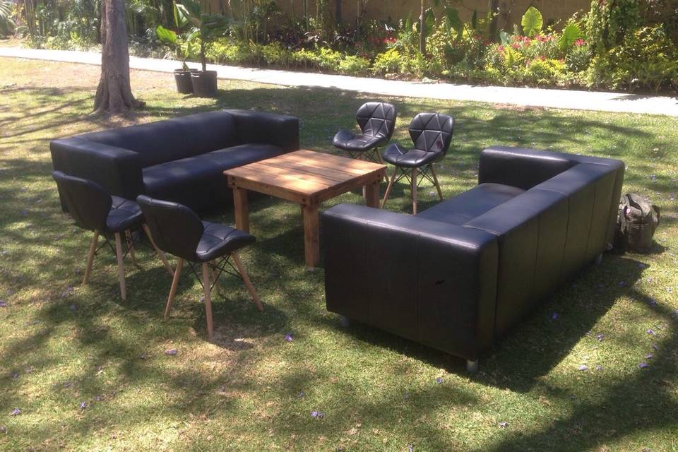 Set lounge con mesa de madera
