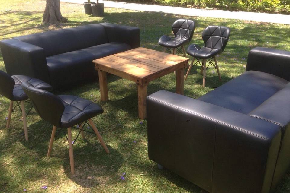 Set lounge con mesa de madera