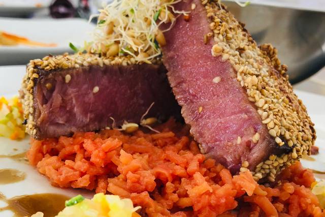 Atún en costra de ajonjolí