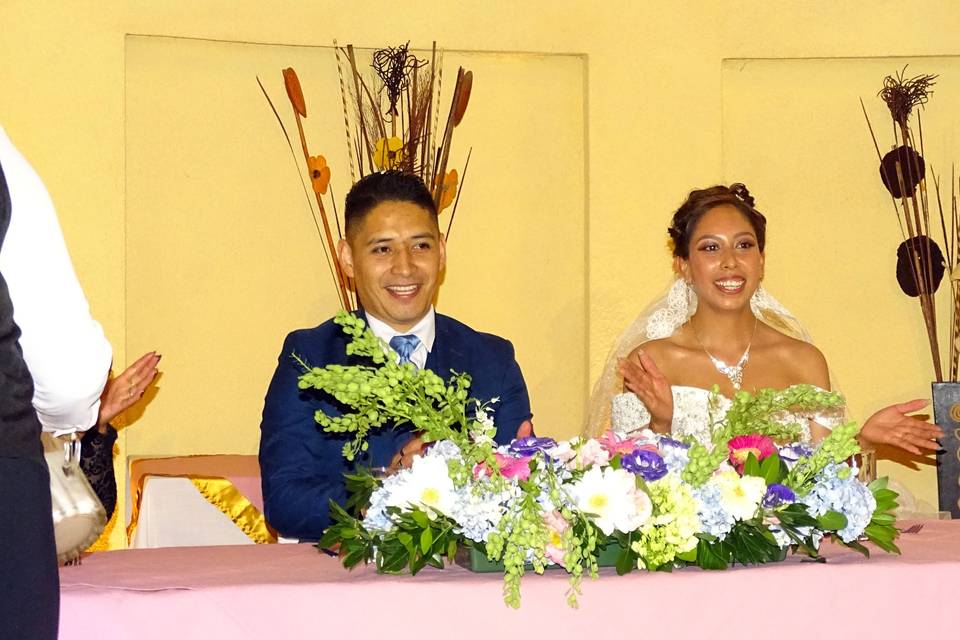 Novios en su mesa