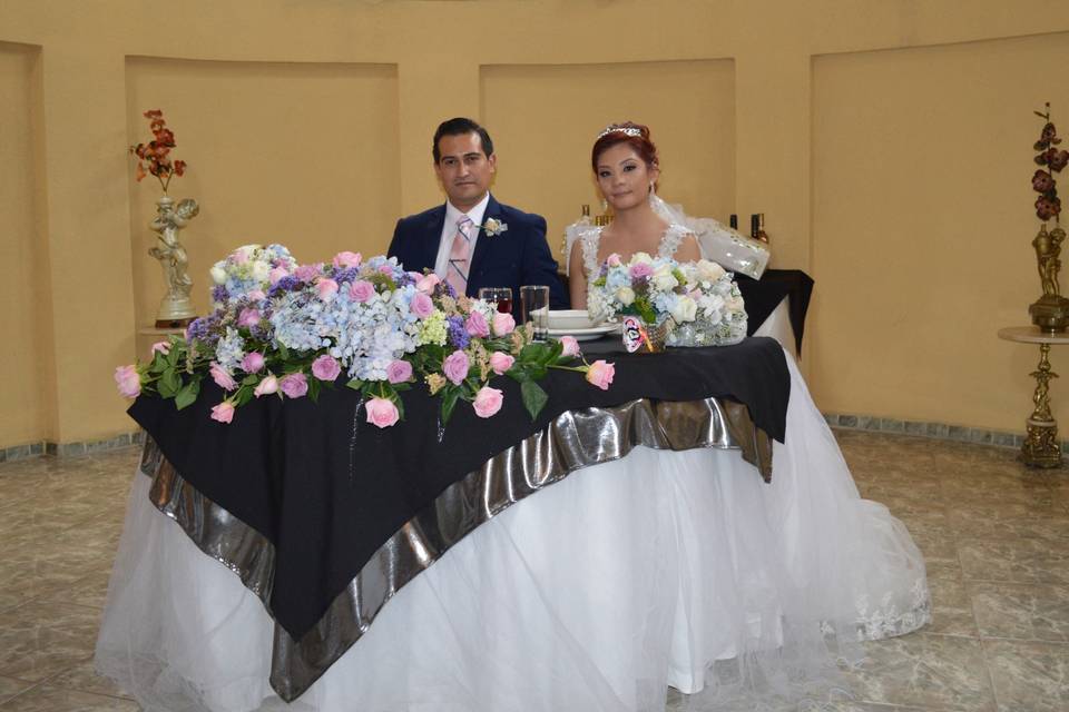 Novias en mesa de honor