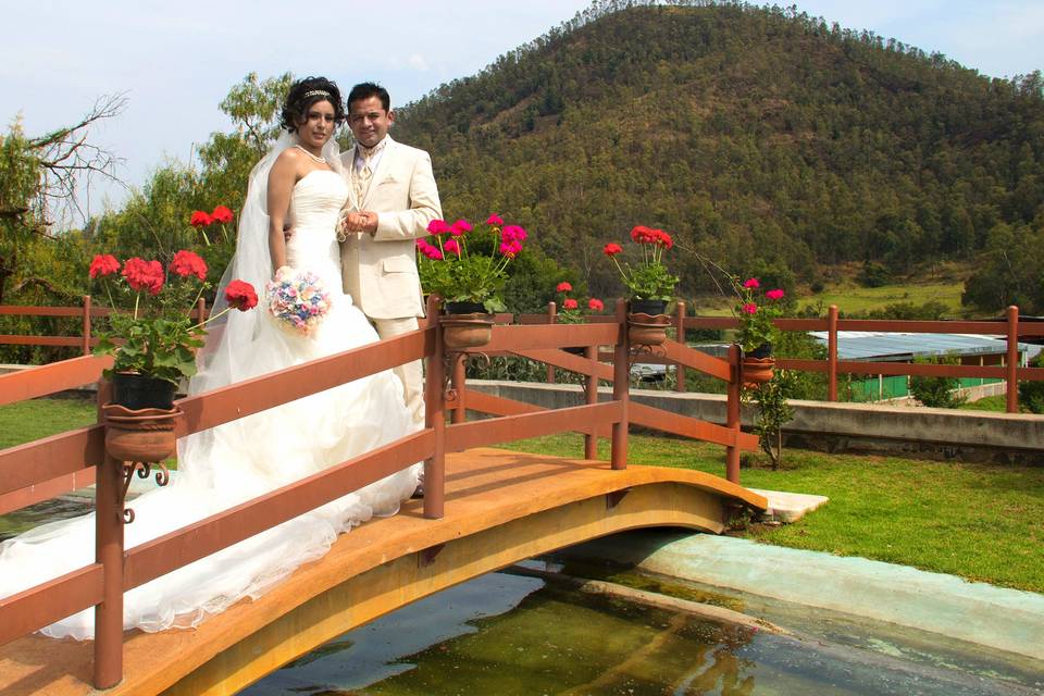 Novios en el puente