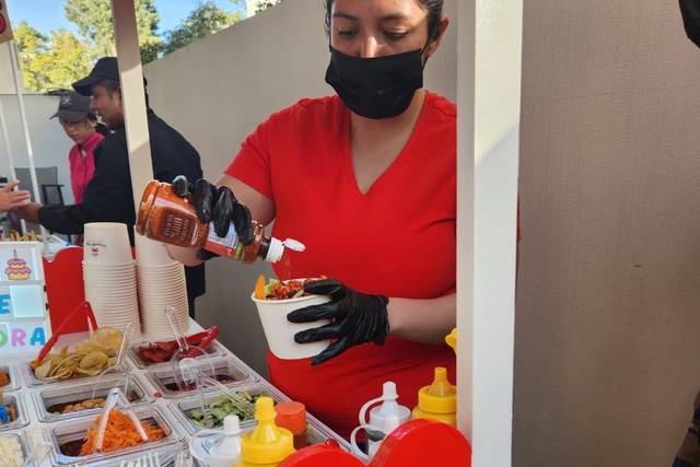 Preparando vaso de frutas